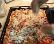 Pizza cu carnati si rosii-10