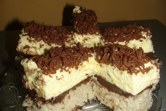 Desert prajitura cu nuca de cocos, ciocolata si crema