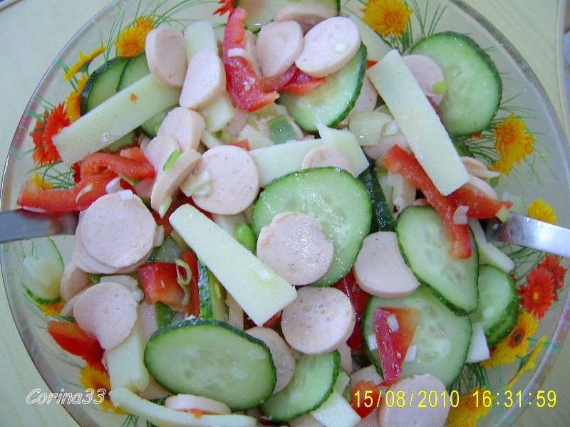 Salata cu crenvursti si castravete