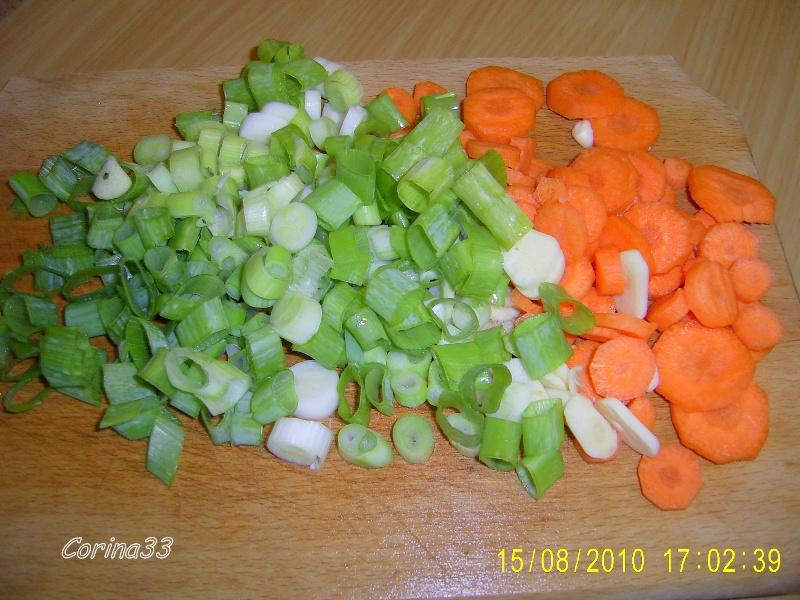 Pulpe de pui pe pat de legume la cuptor