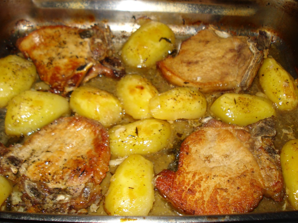 Pulpa de porc la cuptor cu cartofi si garnitura de legume