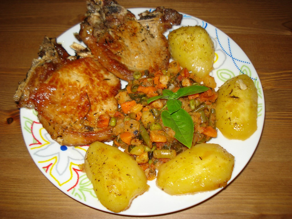 Pulpa de porc la cuptor cu cartofi si garnitura de legume