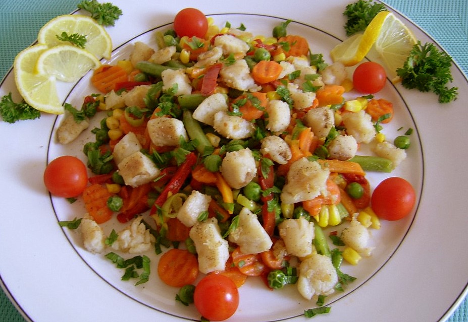 Salata calda cu peste si legume