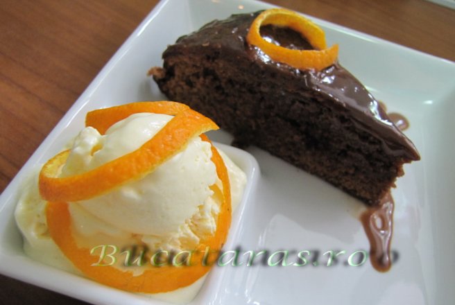 Arome orientale: tort cald de ciocolata, aroma de cuisoare si inghetata de portocale