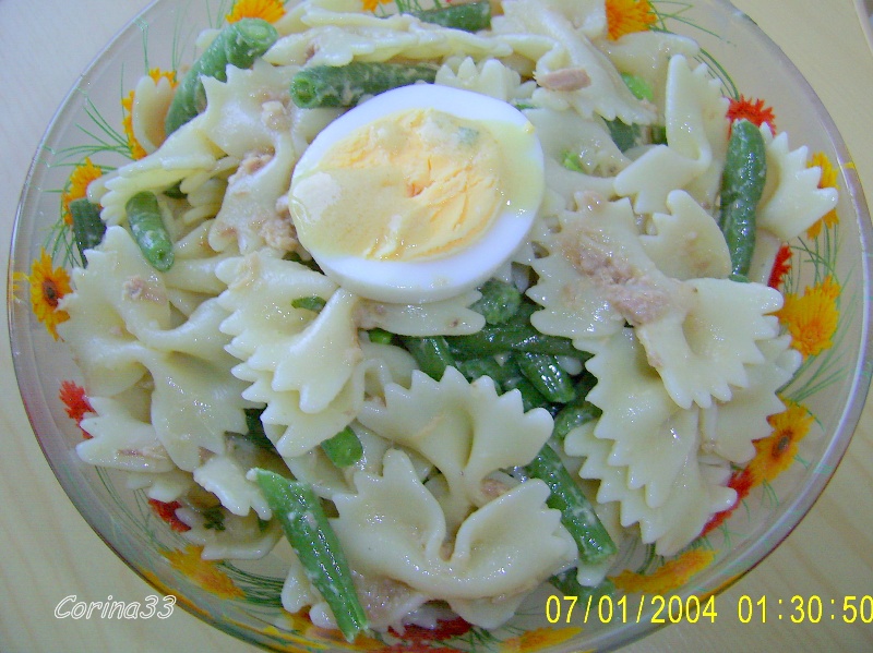 Salata mediteraneana cu paste