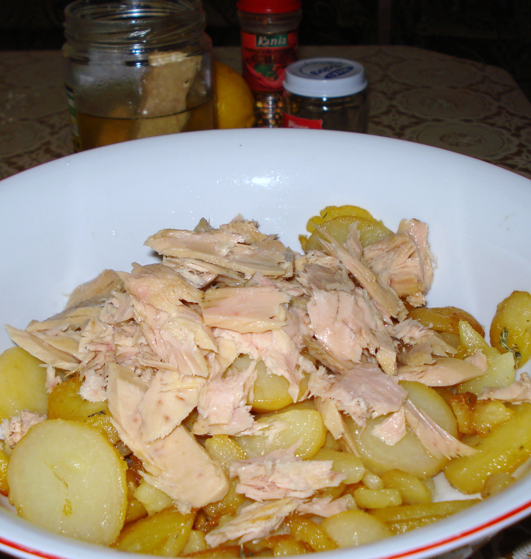 Salata calda de cartofi cu ton