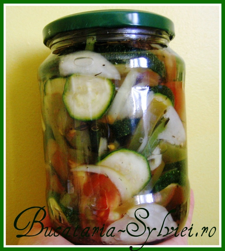 Salata de gogonele cu zucchini/dovlecei/bostanei