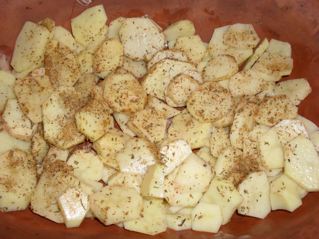 Pui umplut cu ciuperci si cartofi in vasul roman