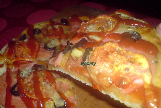 Pizza cu rosii, sunca si grana padano