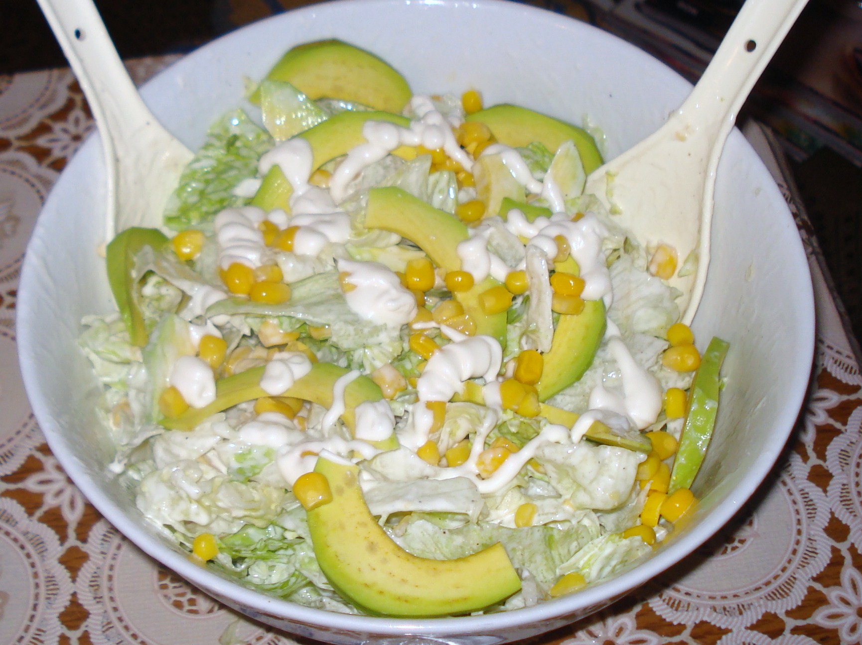 Salata cu avocado si porumb