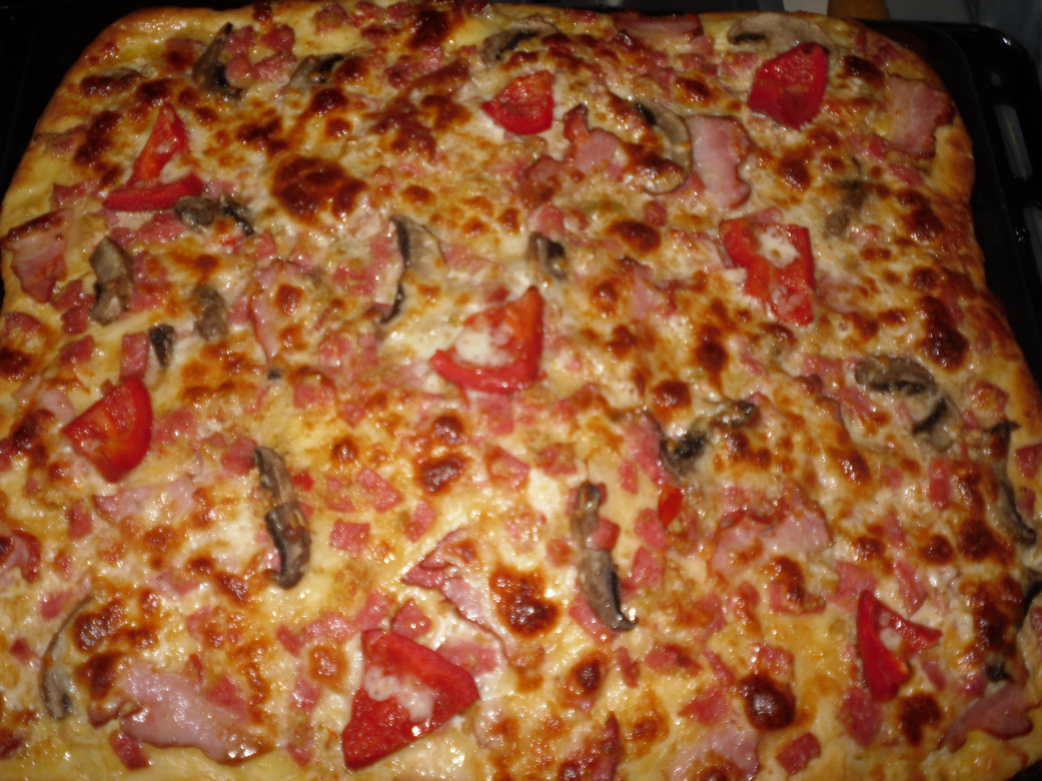 Pizza de casa, un deliciu proaspat si gustos, pregatit cu dragoste in propria bucatarie