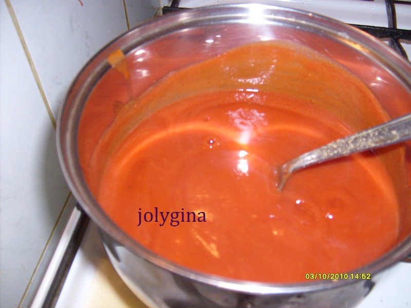 File de pangasius pane la cuptor cu piure si sos de rosii
