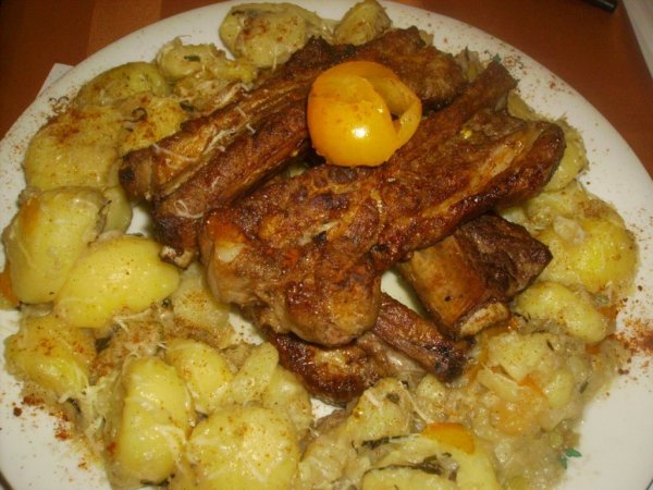 Coaste de porc si cartofi la cuptor