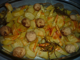 Cartofi cu ciupercute si rozmarin la cuptor