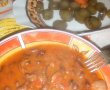 Iahnie de fasole cu carnati, mamaliguta si castraveciori murati-10