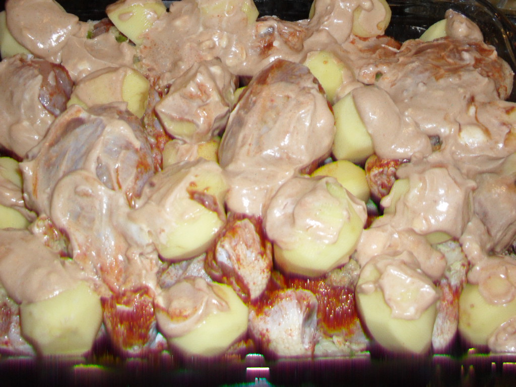 Pulpe de pui cu cartofi si rosii la cuptor