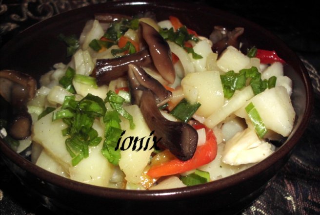 Salată de cartofi cu bureţi muraţi şi ceapă marinată