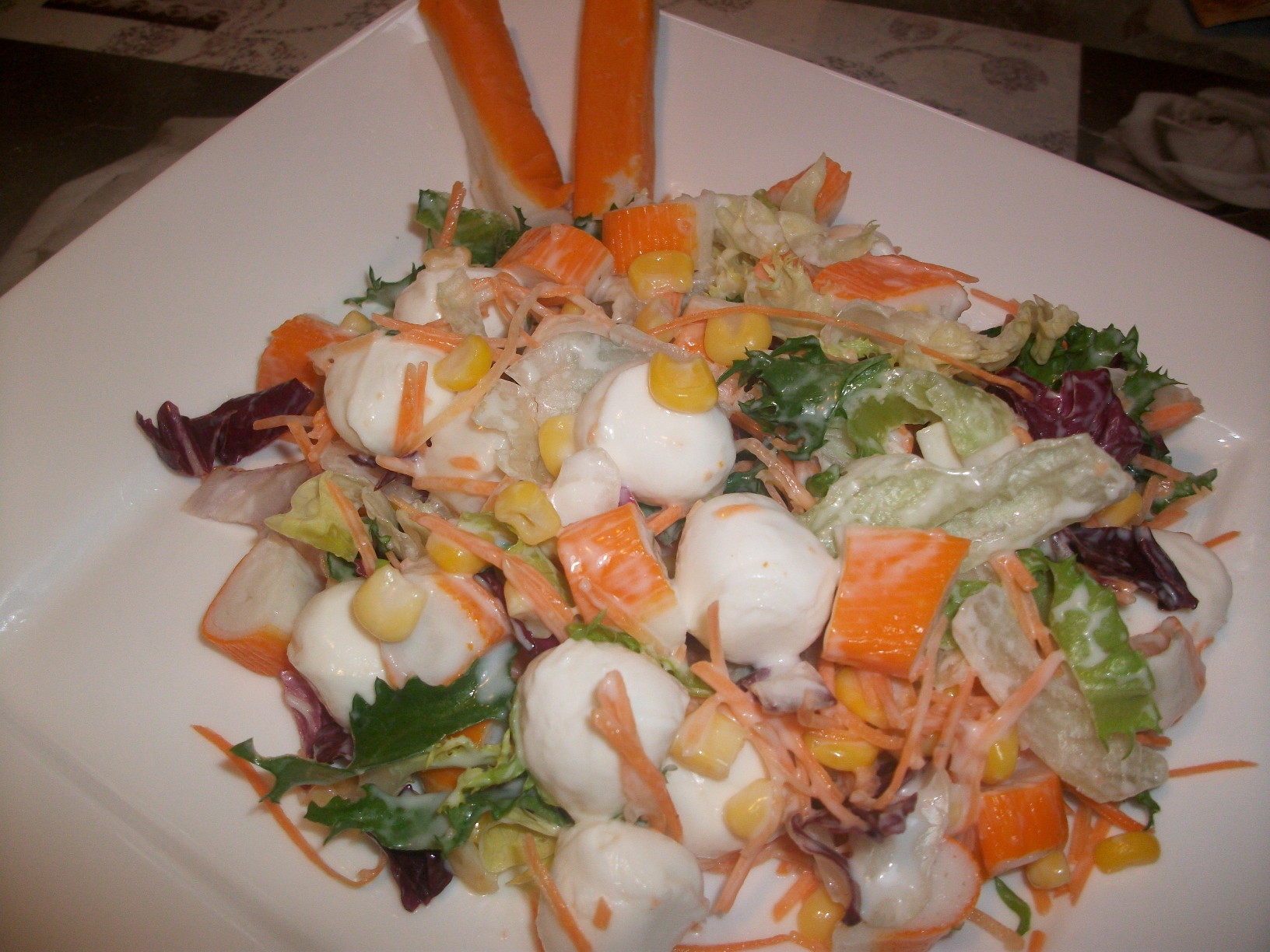 Salata de surimi si mozzarella