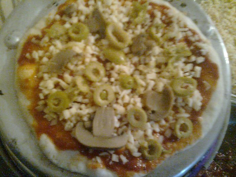 Pizza cu ton ,ciuperci si masline verzi