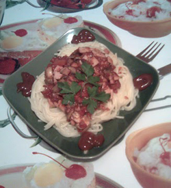 Spaghetti cu ciuperci, sunca presata si sos de rosii