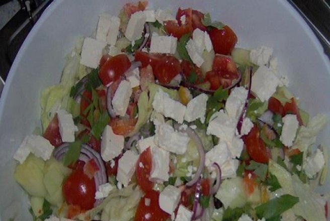 Eisbergsalat cu legume,telemea si somon in sos de mozzarella