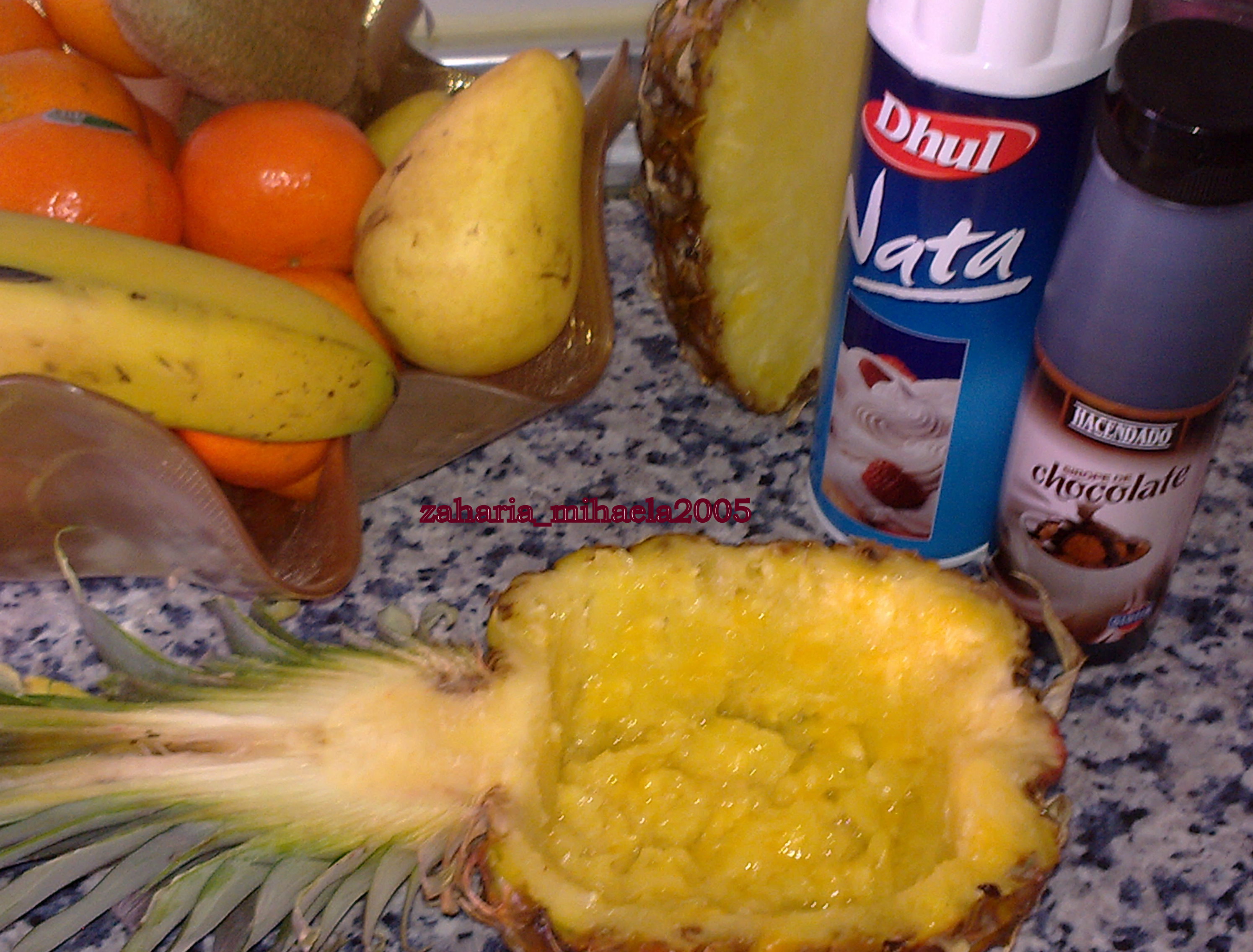 Salata de fructe in coaja de ananas