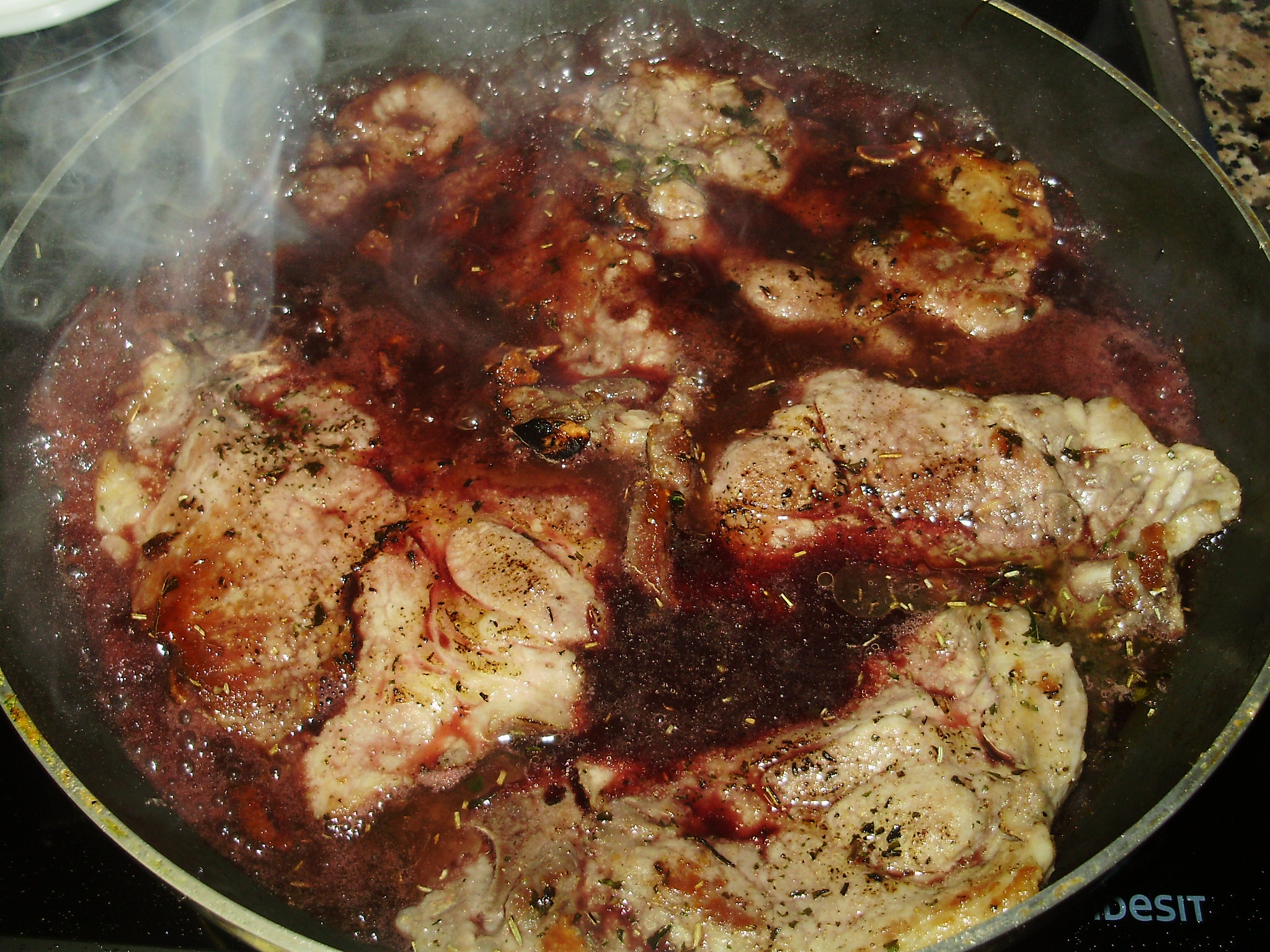 Cotlet de porc in sos de vin rosu