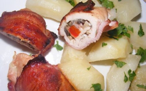 Retete Culinare - Rulouri din piept de pui umplut si invelit in bacon