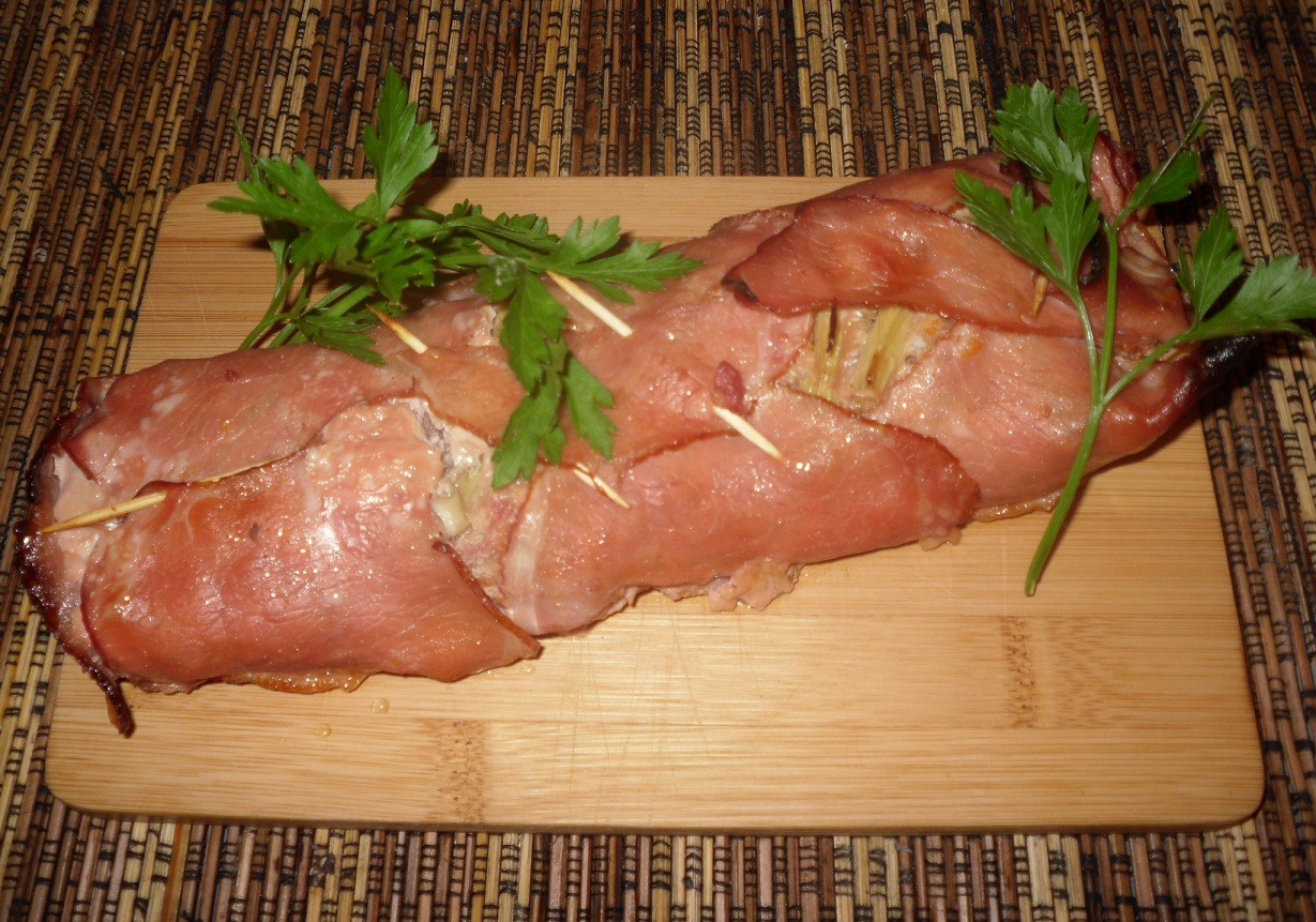 Rulada cu carne tocata si legume invelita in muschi tiganesc