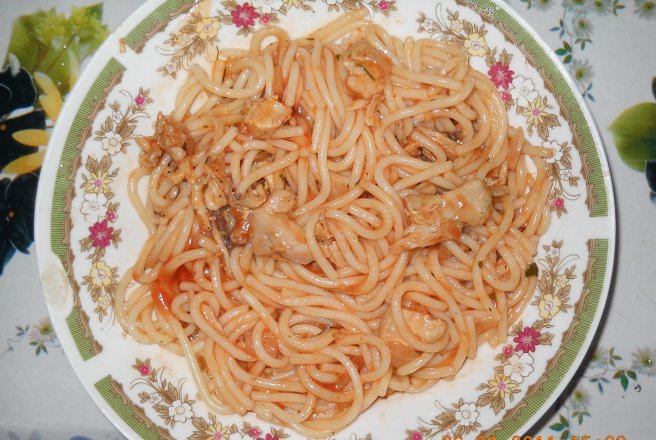 Spaghete cu sos de tomate si carne de pui