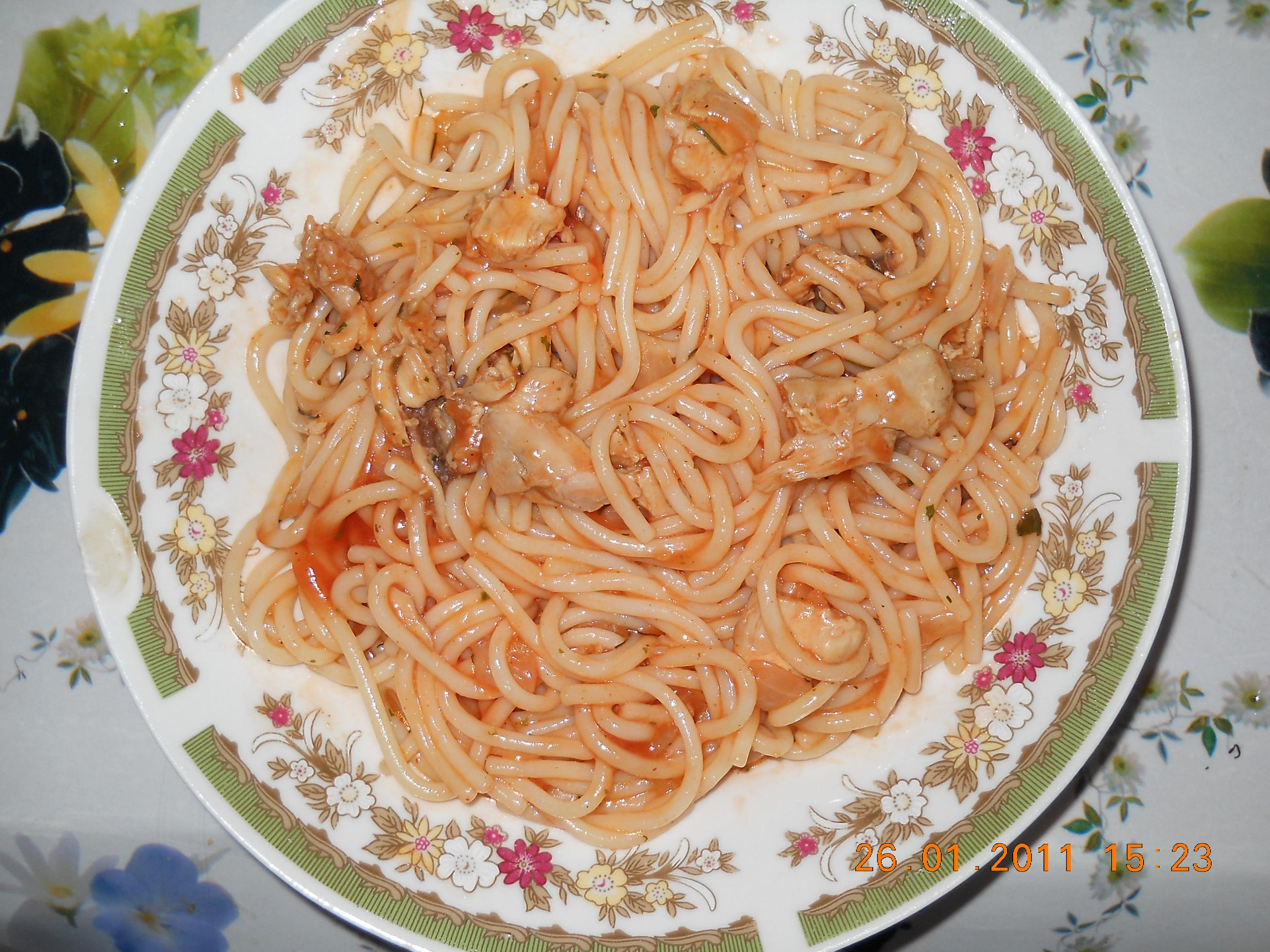 Spaghete cu sos de tomate si carne de pui