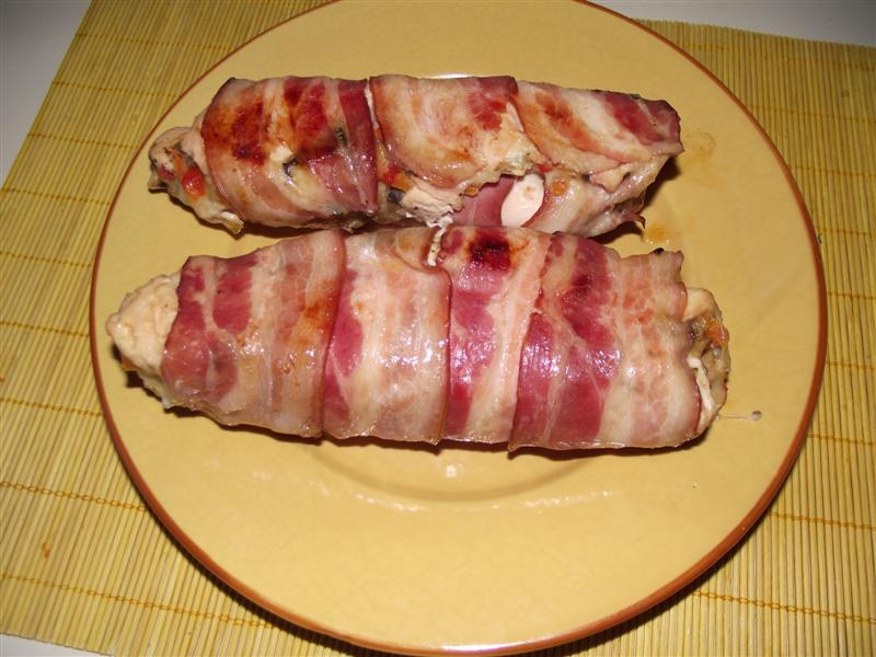 Rulouri din piept de pui cu bacon