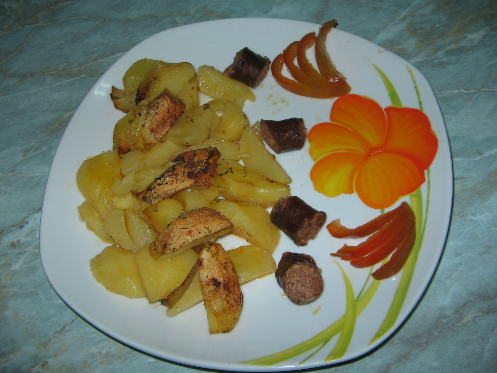 Cartofi si carnati afumati la cuptor