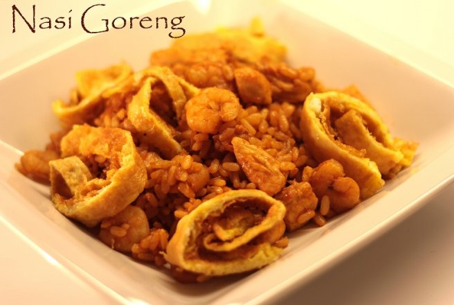 Nasi Goreng-Stir-Fry de orez cu pui si creveti