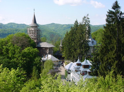 Cum a ajuns Mănăstirea Rohia în vârful muntelui