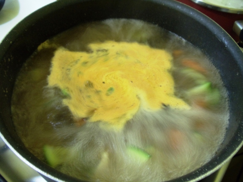 Supa chinezeasca cu pui si champinioane negre