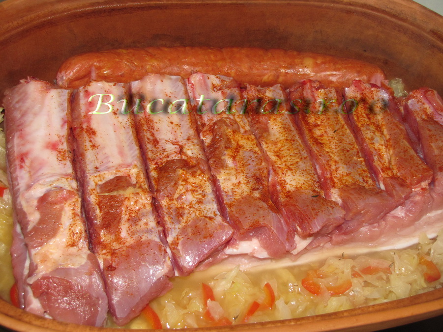 Coasta de porc cu sos barbeque pe varza murata