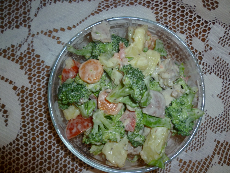 Salata de broccoli si legume, cu pulpa de curcan