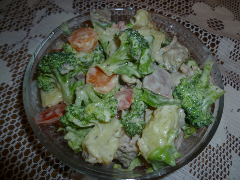 Salata de broccoli si legume, cu pulpa de curcan