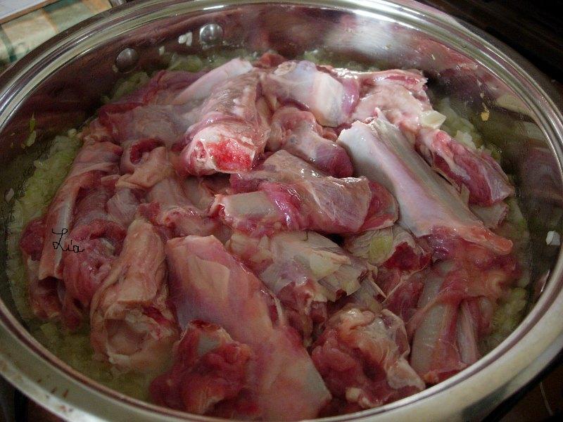 Carne de berbec cu varza acra la cuptor