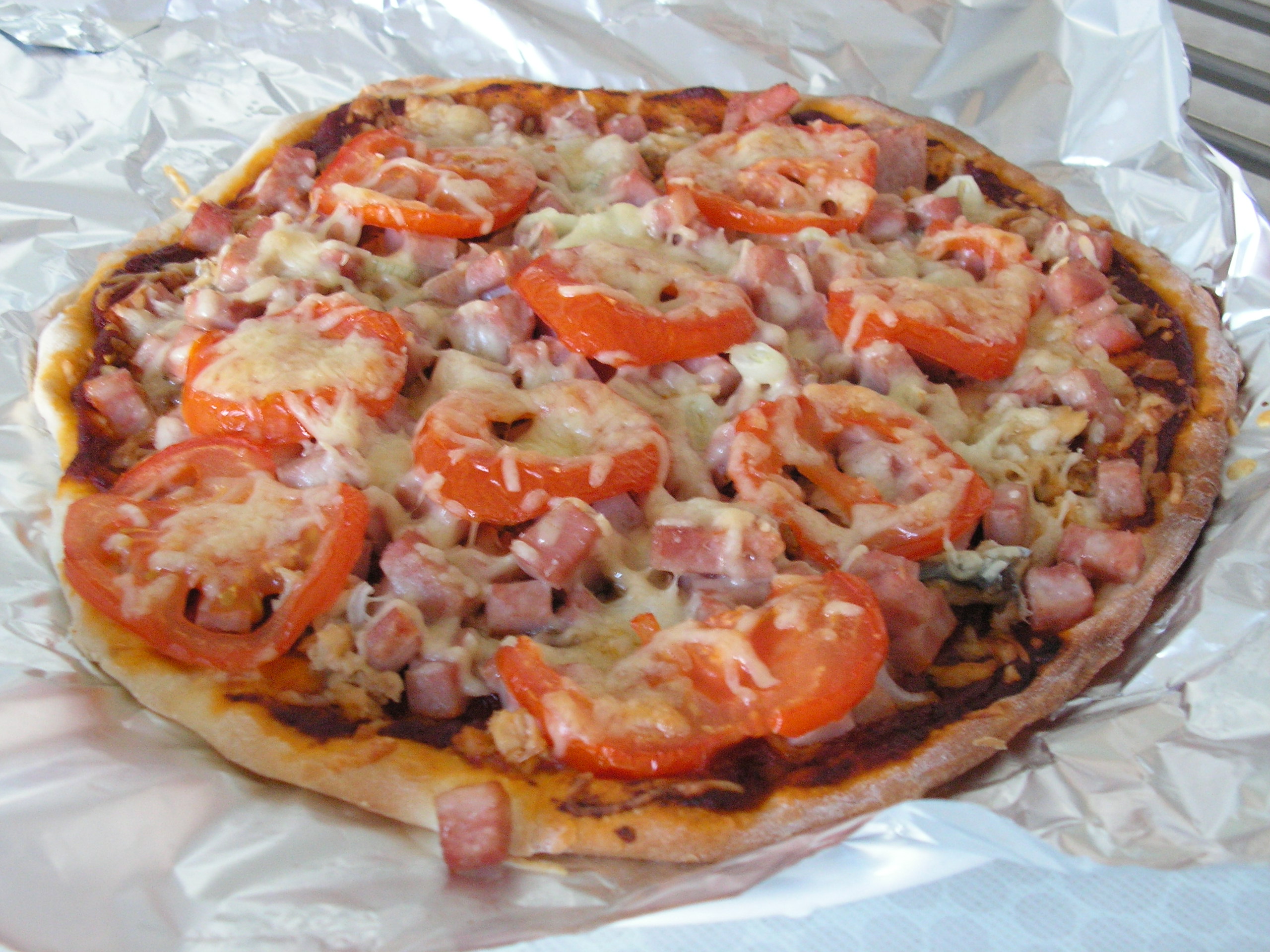 Pizza de casa cu somon si sunca