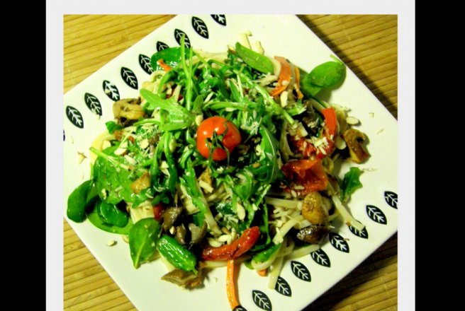 Salata calda cu taitei de orez, spanac verde si legume coapte