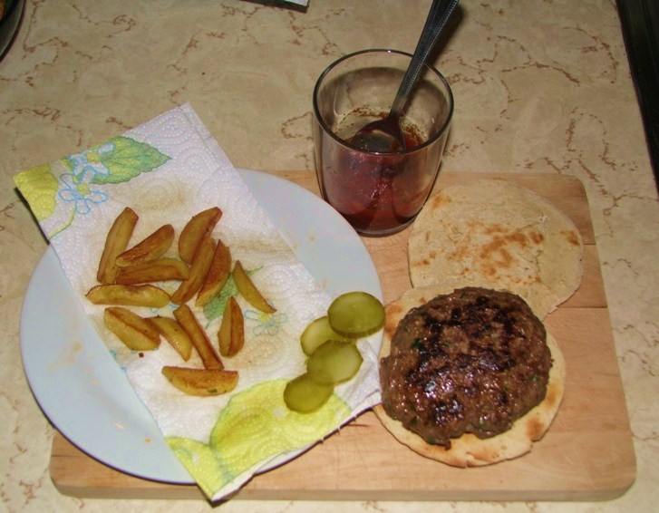 (FINAL - UPDATE 17 APRILIE) Experiment: Cat rezista si cum se comporta in timp un burger de casa?