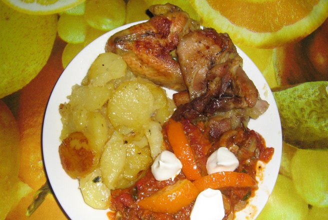 Gusa de porc & aripioare de pui marinate la cuptor cu garnitura de cartofi si sos de ciuperci cu portocala rosie