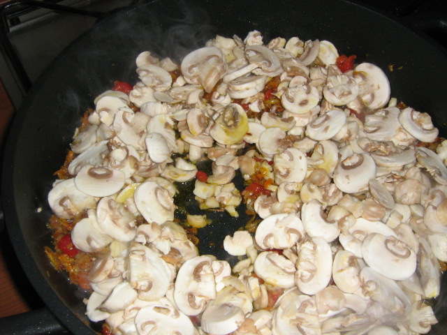 Gusa de porc & aripioare de pui marinate la cuptor cu garnitura de cartofi si sos de ciuperci cu portocala rosie