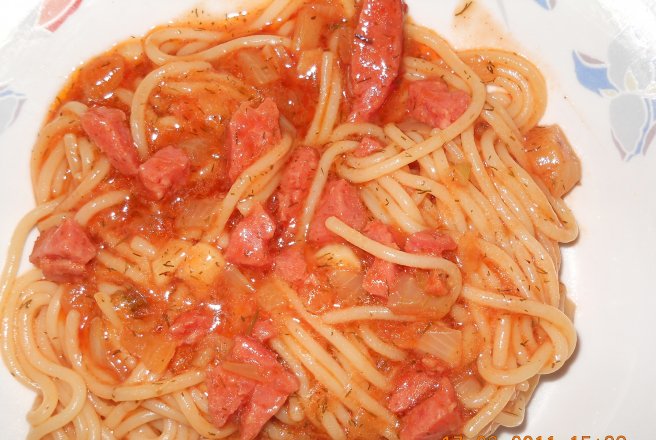 Spaghete cu salam  si sos tomat