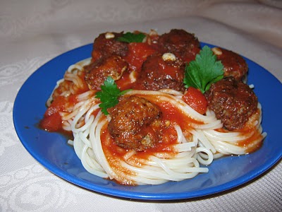 Spaghete cu sos şi chifteluţe