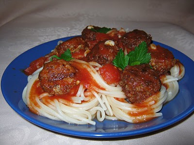 Spaghete cu sos şi chifteluţe