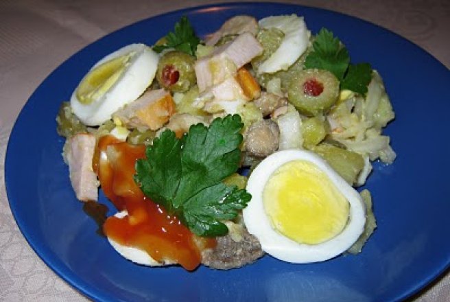 Salată de cartofi cu ciuperci şi pui