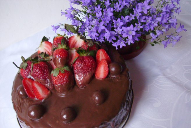 Flori,fete si ....un tort ciocolatos cu capsuni